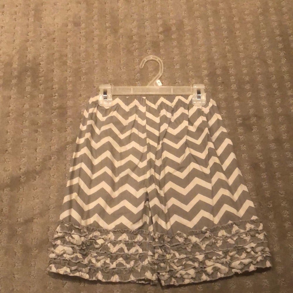 Grey zigzag ruffle shorts